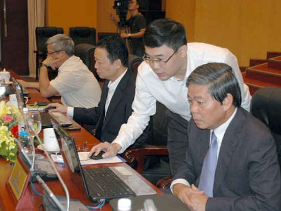 Tong các buổi gioa lưu trực tuyến, Bộ trưởng Bộ TN&MT Nguyễn Minh Quang cùng các Thứ trưởng và lãnh đạo các đơn vị trực thuộc Bộ thường xuyên trực tiếp trả lời các câu hỏi của người dân và doanh nghiệp. Ảnh: Việt Hùng
