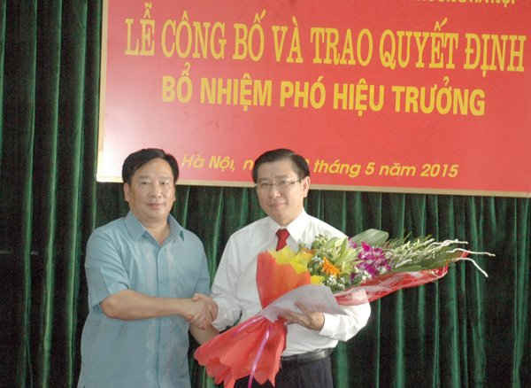 Thứ trưởng Bộ TN&MT Nguyễn Thái Lai trao quyết định bổ nhiệm và tặng hoa tân Hiệu phó Hoàng Anh Huy