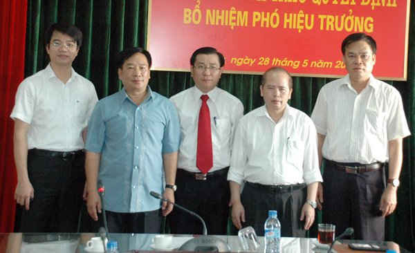 Thứ trưởng Nguyễn Thái Lai cùng đại diện lãnh đạo Vụ Tổ chức cán bộ chụp ảnh lưu niệm với Ban Giám hiệu nhà trường