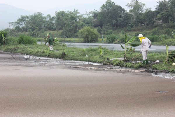 Hồ thủy sinh thôn Sang Trên đã được vớt bèo nhằm giảm thiểu ô nhiễm