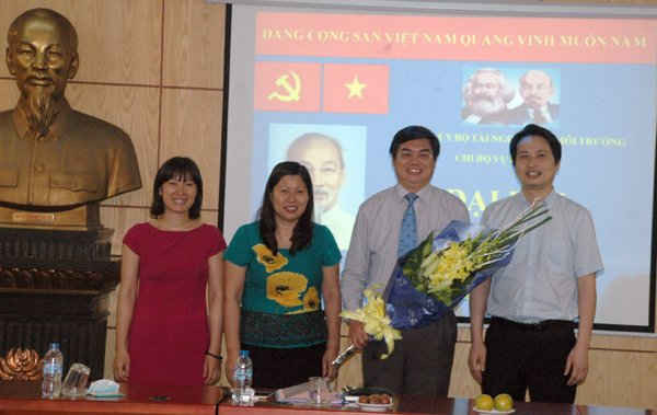 Thứ trưởng Nguyễn Thị Phương Hoa tặng hoa chúc mừng Ban chấp hành Chi ủy Vụ Pháp chế nhiệm kỳ 2015-2017
