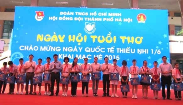 Tặng  quà đến các em thiếu nhi hoàn cảnh đặc biệt khó khăn