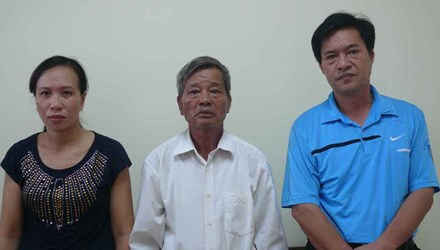 Nguyên Phó chủ tich huyện Nghi Xuân- Lê Duy Việt(áo xanh) bị đưa ra xét xử