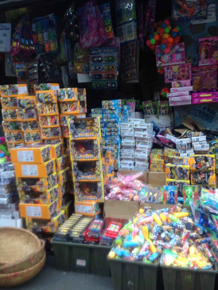 Các mặt hàng đồ chơi được bày bán nhiều trên phố Hàng Mã