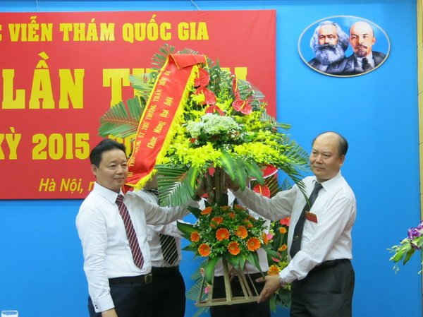 Thứ trưởng Bộ TN&MT Trần Hồng Hà tặng hoa chúc mừng Đại hội 