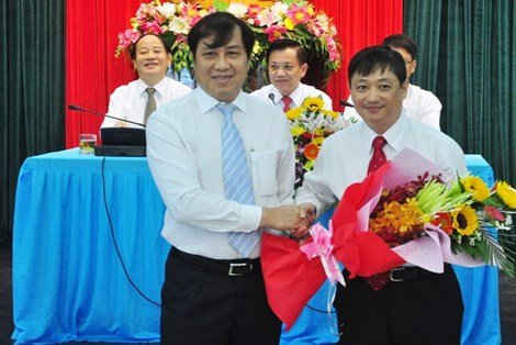 Ông Huỳnh Đức Thơ - Chủ tịch UBND TP. Đà Nẵng tặng hoa chúc mừng ông Đặng Việt Dũng