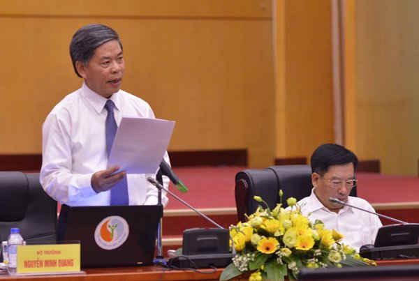 Bộ trưởng Bộ TN&MT Nguyễn Minh Quang phát biểu khai mạc buổi giao lưu trực tuyến sáng 04/6