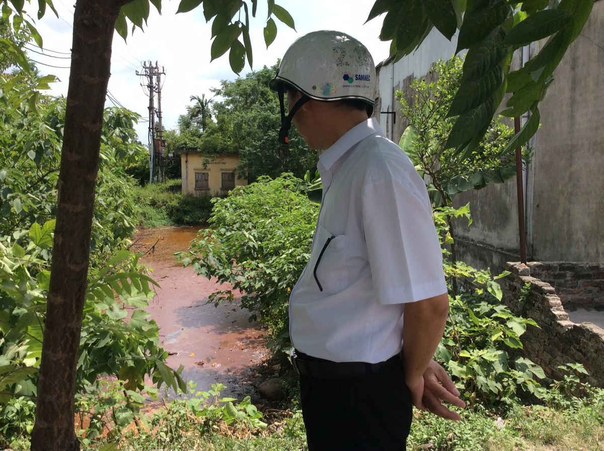 Ông Nguyễn Thanh Lạc, phụ trách môi trường Cty liên doanh sản xuất thép Việt - Úc (Vinausteel) chứng kiến cảnh nước thải ô nhiễm của nhà máy thép.