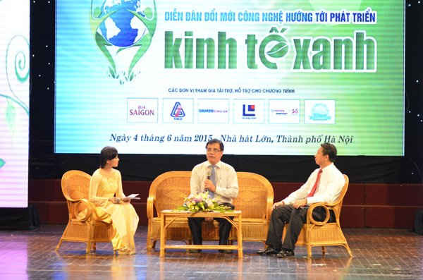 TS Trần Đình Thiên và ông Nguyễn Quang Vinh giao lưu với doanh nghiệp và khán giả truyền hình về tăng trưởng, phát triển kinh tế xanh