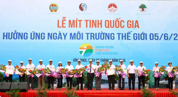 Bộ trưởng Nguyễn Minh Quang và Thứ trưởng Bùi Cách Tuyến trao Bằng khen của Bộ cho các cá nhân và tập thể trên địa bàn tỉnh Vĩnh Phúc