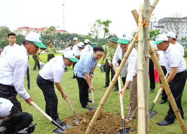 Phó Thủ tướng Hoàng Trung Hải và lãnh đạo các bô, ngành và địa phương trồng cây bảo vệ môi trường