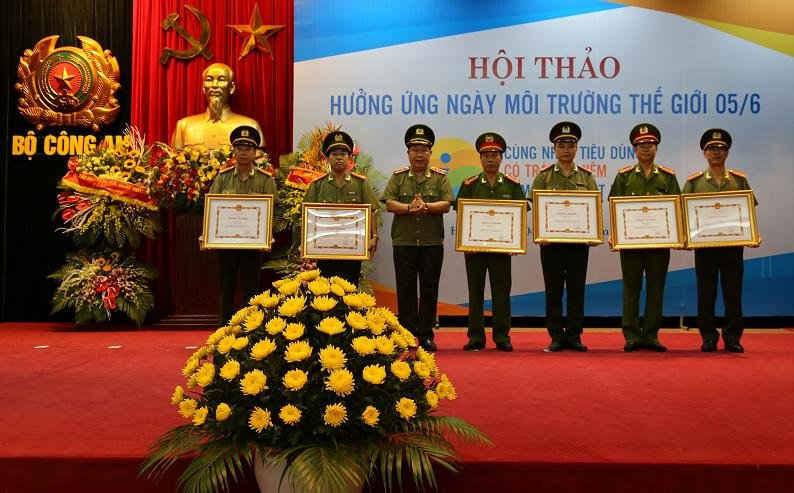Thứ trưởng Bộ Công an Bùi Văn Thành cùng các tập thể, cá nhân được khen thưởng tại hội thảo - ảnh: Mps.gov.vn