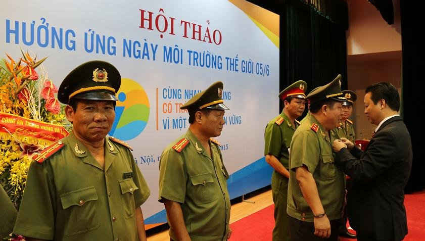 Thứ trưởng Bộ TN&MT Trần Hồng Hà trao Kỷ niệm chương Vì sự nghiệp bảo vệ môi trường cho Lãnh đạo Bộ Công an - ảnh: Mps.gov.vn 