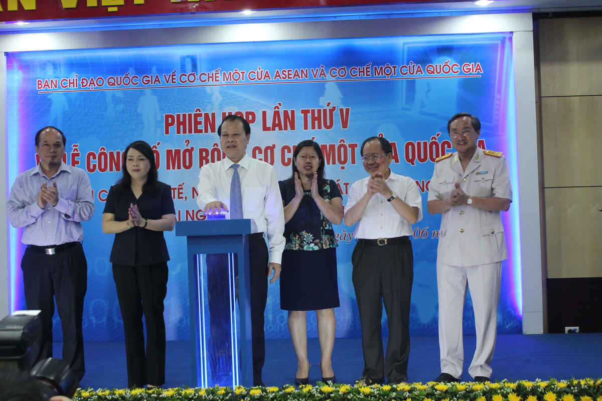 Phó Thủ tướng Nguyễn Văn Ninh cùng lãnh đạo các Bộ tham gia bấm nút