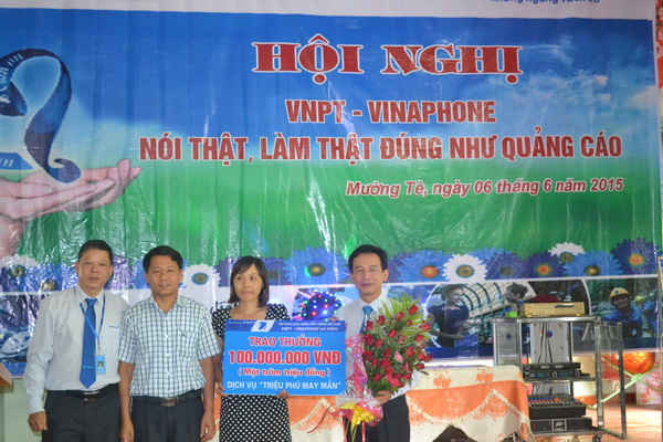 Lãnh đạo VNPT Lai Châu và lãnh đạo huyện Mường Tè trao giải thưởng 100 triệu đồng cho chị Hoàng Thị Thanh