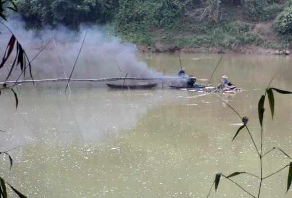 Tình trạng khai thác khoáng sản trái phép trên địa bàn Yên Bái vẫn diễn ra. Trong ảnh là cảnh chụp tình trạng khai thác cát trái phép trên sông Chảy đoạn gần cầu Tô Mậu, huyện Lục Yên. Ảnh chụp cuối tháng 3/2015 