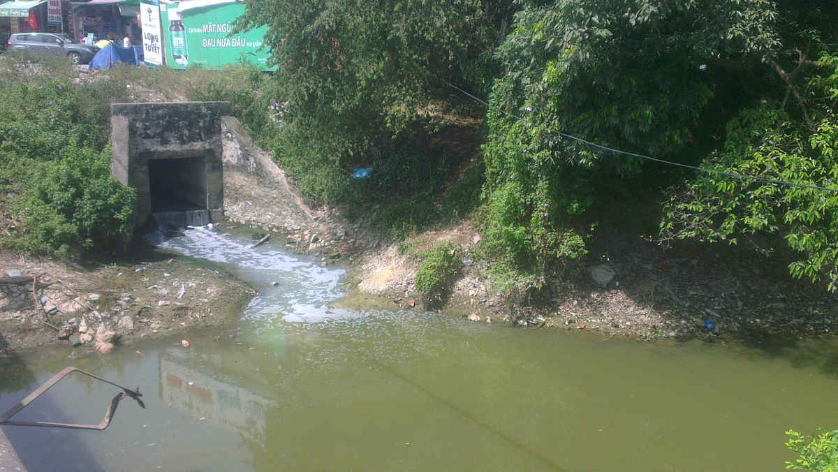 Nước thải ô nhiễm từ các khu dân cư chảy thẳng xuống sông Hạc