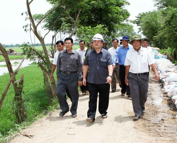 Phó Thủ tướng Chính phủ Hoàng Trung Hải kiểm tra hệ thống đê bao ngăn lũ huyện An Phú (An Giang). 