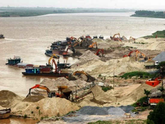 Quảng Nam tăng cường xử lý triệt để tình trạng khai thác cát sông trái phép trên địa bàn. Ảnh: MH