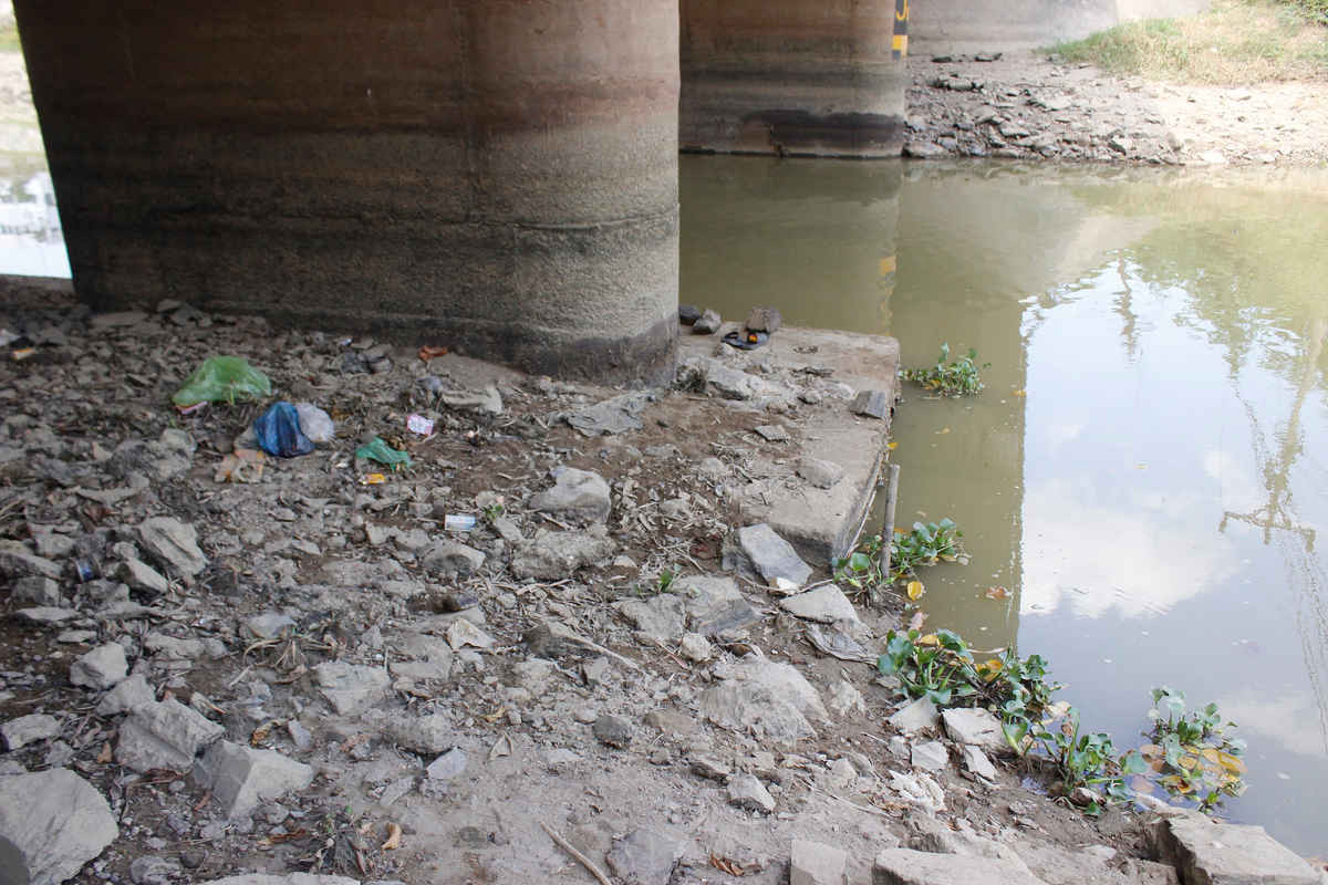 Nguồn nước ô nhiễm tại trạm bơm cấp 1 cầu Mượu thuộc nhà máy nước Hưng Vĩnh