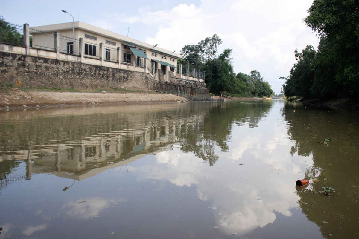 Nguồn nước ô nhiễm tại trạm bơm cấp 1 cầu Mượu thuộc nhà máy nước Hưng Vĩnh