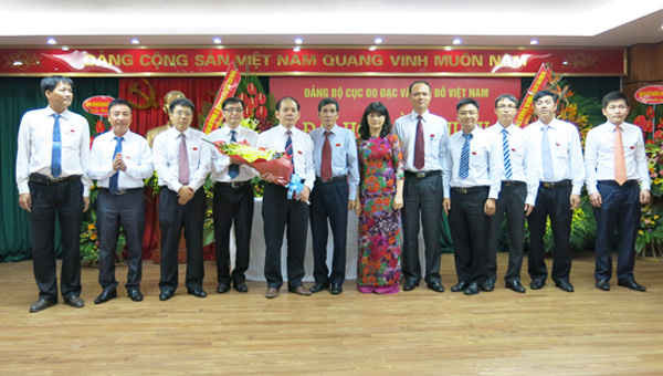 Ông Vũ Đình Sinh – Phó Bí thư Thường trực Đảng ủy Bộ TN&MT tặng hoa cho 11 ông, bà được bầu vào BCH Đảng bộ Cục Đo đạc và Bản đồ Việt Nam lần thứ IV, nhiệm kỳ 2015 – 2020