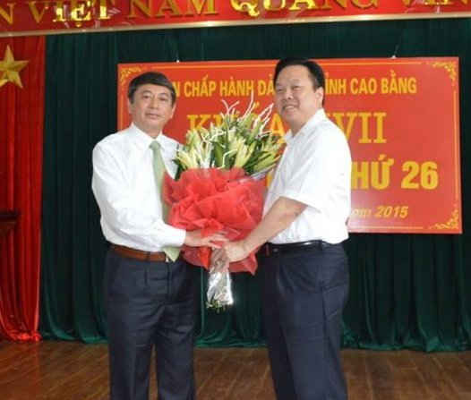 Ông Nguyễn Hoàng Anh, Bí thư Tỉnh ủy Cao Bằng (bên phải) tặng hoa chúc mừng ông Hoàng Xuân Ánh được Ban Chấp hành Đảng bộ tỉnh khóa XVII, nhiệm kỳ 2010 - 2015,  bầu làm Phó Bí thư Tỉnh ủy Cao Bằng sáng ngày 22/5. 