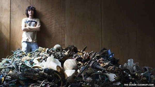  Boyan Slat cùng với rác thải nhựa từ đại dương mà tổ chức của anh đã thu gom được