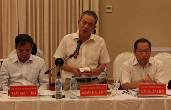 Ông Nguyễn Đức Luyện - Phó Chủ tịch UBND tỉnh Đắk Nông (đứng) cho biết việc mất rừng có liên quan đến cán bộ.  