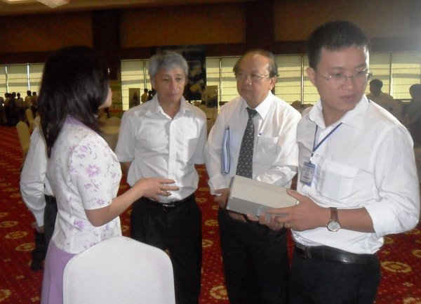 Thứ trưởng Bộ Tài nguyên và Môi trường Bùi Cách Tuyến trao đổi với các đại biểu bên lề hội thảo.