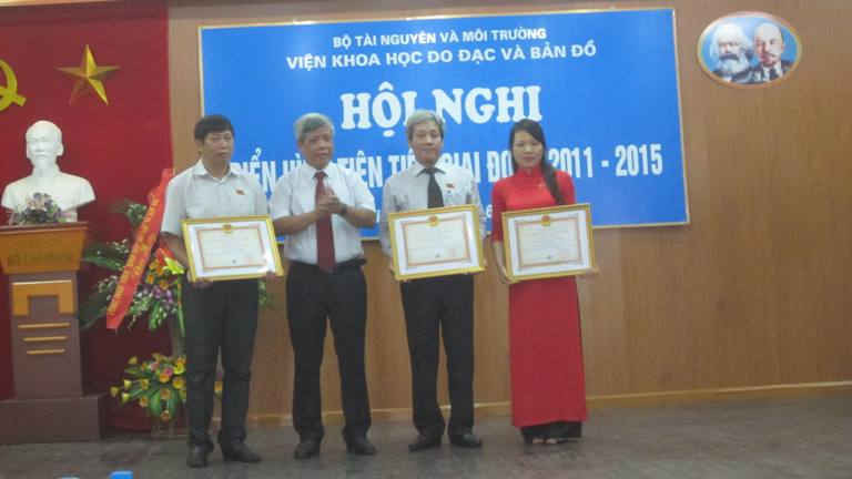 Thứ trưởng Bộ TN&MT Nguyễn Linh Ngọc trao tặng danh hiệu Chiến sĩ thi đua ngành TNMT cho 4 cá nhân Viện Khoa học Đo đạc và Bản đồ