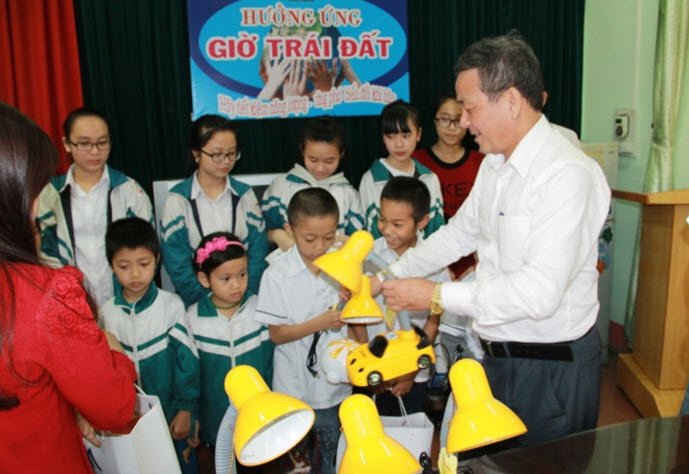 Lãnh đạo Công ty Núi Pháo tặng đèn học tiết kiệm cho học sinh nghèo học giỏi trường Tiểu học Hà Thượng – hưởng ứng chiến dịch Giờ Trái đất (tháng 3/2015)