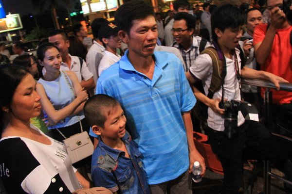 Ông Nguyễn Văn Tác - bố của Ánh Viên có mặt rất sớm ở sân bay.