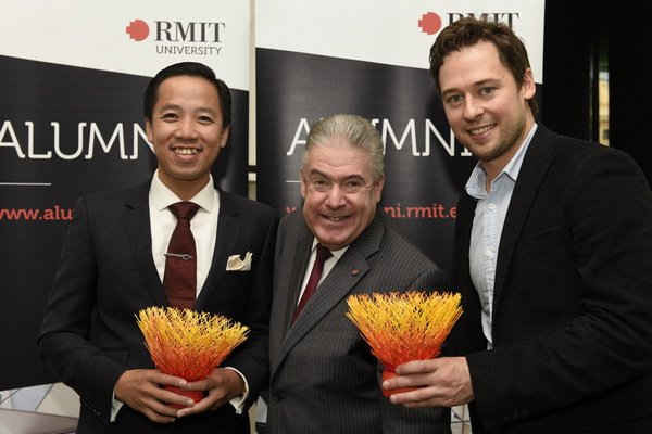 Ông Ngô Quốc Dũng (trái) và ông Nick McKenzie (phải) tại lễ trao giải do Phó chủ tịch hội đồng kiêm Giám đốc Đại học RMIT - ông Martin Bean chủ trì tại Úc.