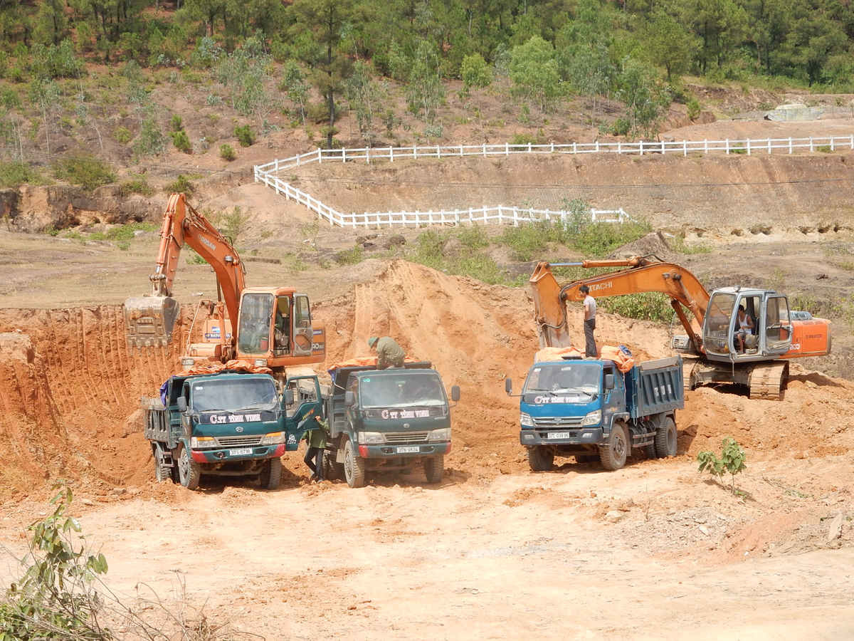 Hiện trường vụ khai thác đất trái phép tại xã Vân Diên