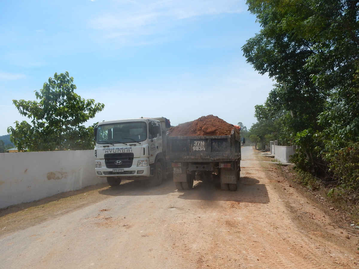 Hàng chục xe tải đang nườm nượp chở đất đi dắp đê Tả Lam trước khi bị bắt