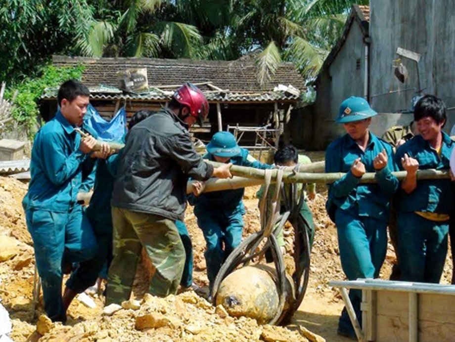 Một trong những quả bom nặng gần nửa tấn được vô hiệu hóa an toàn