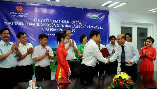 Đại diện lãnh đạo tỉnh Lâm Đồng và Vinamilk cùng ký kết thỏa thuận hợp tác phát triển chăn nuôi bò sữa giai đoạn 2015-2020