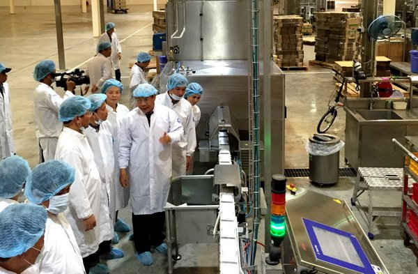 Lãnh đạo tỉnh Lâm Đồng tham quan Nhà máy sản xuất sữa nước của Vinamilk với các quy trình sản xuất đều được tự động hoá 100% từ khâu nhập liệu tới kho thành phẩm.