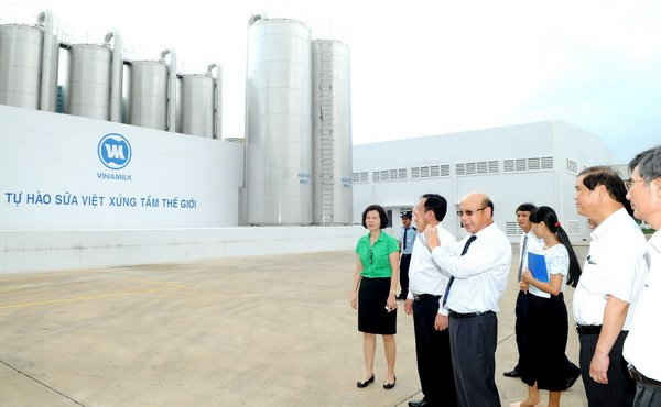 Ông Trịnh Quốc Dũng, Giám đốc Điều hành Vinamilk (thứ ba từ trái sang) giới thiệu với đoàn UBND tỉnh Lâm Đồng về hệ thống bồn chứa sữa tươi tại Nhà máy sữa Việt Nam của Vinamilk