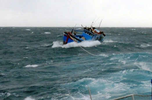 Tàu ngư dân gặp nạn đang được kéo vào bờ