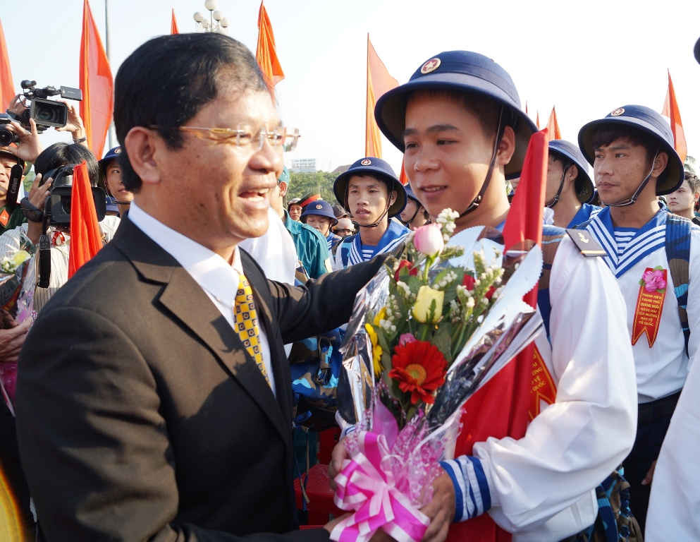 Ông Lê Viết Chữ tặng hoa chúc mừng các tân binh tỉnh Quảng Ngãi trước khi lên đường làm nghĩa vụ quân sự 