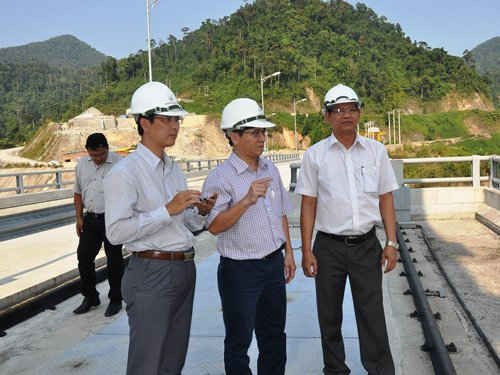 Lãnh đạo Nhà máy kiểm tra Đập thủy điện Sông Bung 4
