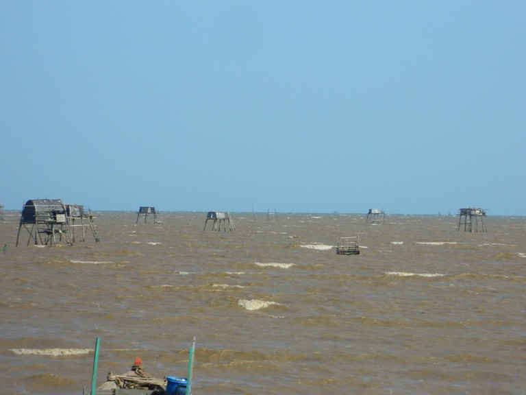   Những chiếc chòi chênh vênh, tạm bợ của ngư dân Hậu Lộc, Nga Sơn nơi đầu sóng