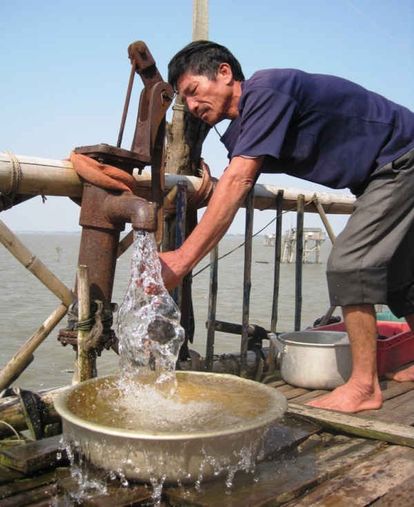  Giếng nước ngọt của ngư dân Bùi Xuân Quang được ví như “mỏ vàng” giữa trùng khơi
