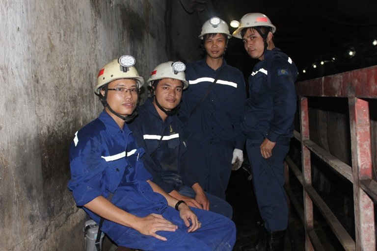 Phóng viên Báo Tài nguyên &Môi trường tác nghiệp  tại hầm lò âm 300m hiện đại nhất Việt Nam.