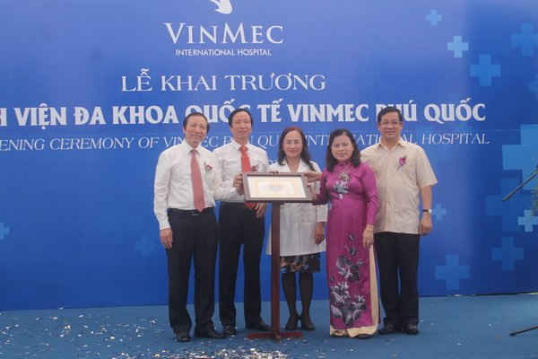 Bà Nguyễn Thị Xuyên, Thứ trưởng Bộ Y tế trao Quyết định cấp phép hoạt động cho Đại diện của bệnh viên đa khoa quốc tế Vinmec Phú Quốc