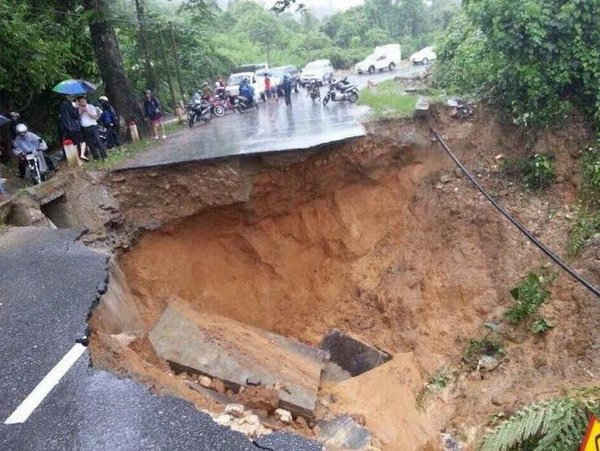 Đoạn đường QL 4D thuộc địa bàn huyện Phong Thổ bị mưa lớn gây sạt lở nghiêm trọng chia cắt giao thông
