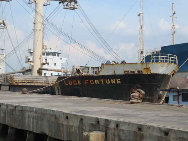 Con tàu Luck Fortune chở 4.800 tấn quặng Titan mà ông Tô Tài Tích bán cho Cty “ma” Đông Quân ở Hải Phòng đã được thả cho đi hợp pháp 