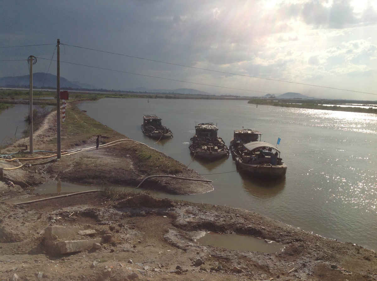 Những chiếc thuyền hàng trăm khối được mắc “vòi rồng” phun cát và nước lên bãi